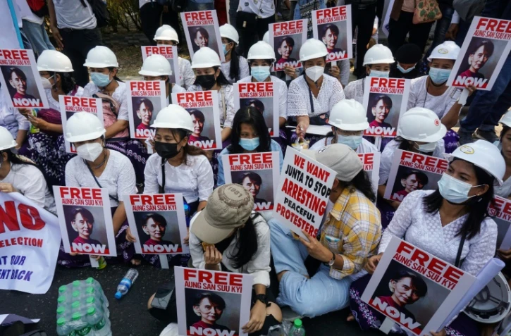 Manifestation contre le coup d'Etat militaire, devant l'ambassade d'Indonésie, le 24 février 2021 à Rangoun, en Birmanie