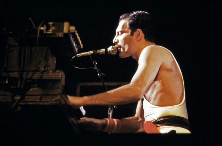 Freddie Mercury, le 18 septembre 1984 durant un concert Ă Paris