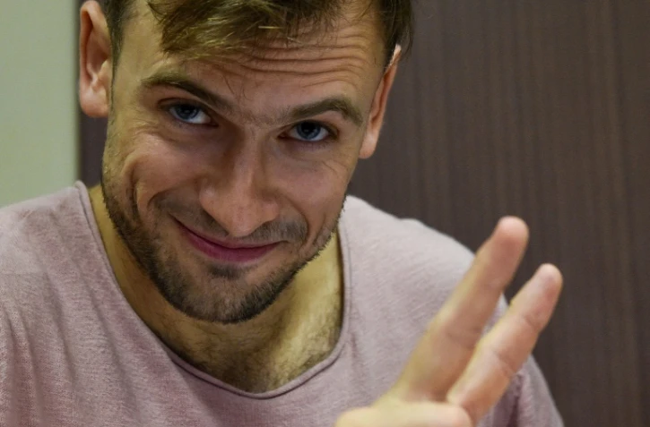 Piotr Verzilov, membre des Pussy Riot hospitalisé en Allemagne, lors d'une audience judiciaire à Moscou le 23 juillet 2018, après 15 jours de détention suite à une intrusion sur le terrain durant la finale de la Coupe du Monde de football