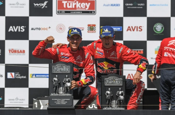 Sébastien Ogier (Citroën/g) et son co-pilote Julian Ingrassia posent sur le podium après leur victoire au Rallye de Turquie, le 15 septembre 2019 à Gokce dans le district de Marmaris