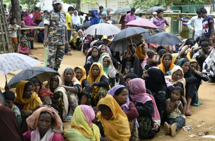 Des réfugiés rohingyas tout juste arrivés attendent leur tour pour être enregistrés dans la ville d'Ukhia, au Bangladesh, le 15 septembre 2017.
