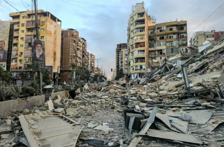Les décombres après une frappe aérienne israélienne dans les quartiers sud de Beyrouth, où trône une image de l'ancien guide suprême iranien, l'ayatollah Ali Khamenei, le 28 mars 2026, au Liban