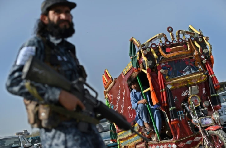 Un taliban armé monte la garde dans une rue de Kaboul, le 6 octobre 2021 en Afghanistan
