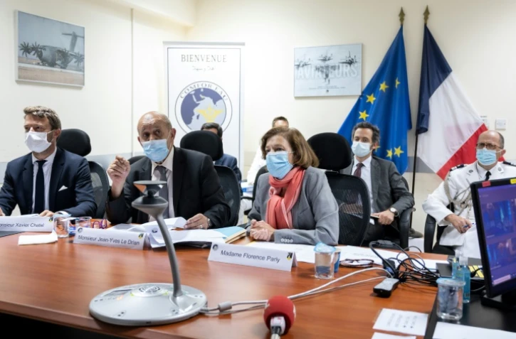 Les ministres français des Affaires étrangères, Jean-Yves Le Drian et de la Défense Florence Parly à la base aérienne 104 Al-Dhafra, le 23 août 2021 aux Emirats arabes unis