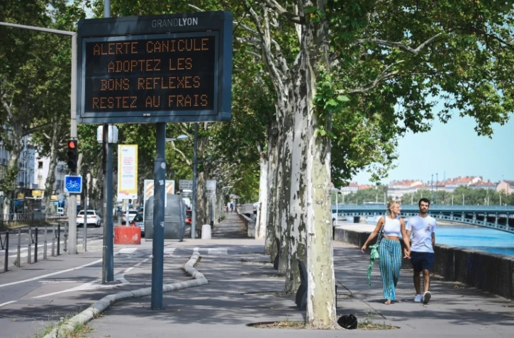 Un panneau met en garde contre une alerte canicule le 18 août 2023 à Lyon