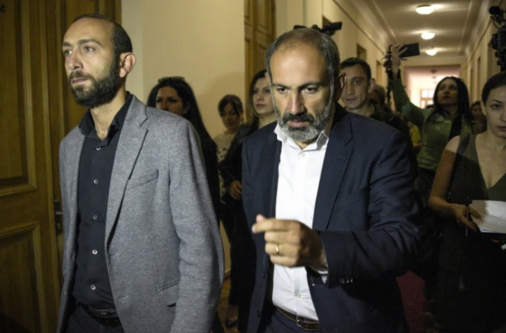 L'opposant Nikol Pachinian arrive au Parlement arménien pour y rencontrer des députés le 30 avril 2018