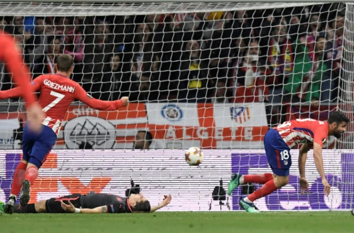 Diego Costa, salué par Antoine Griezman, fête son but avec l'Atletico face à Arsenal en Europa League, le 3 mai 2018 à Madrid