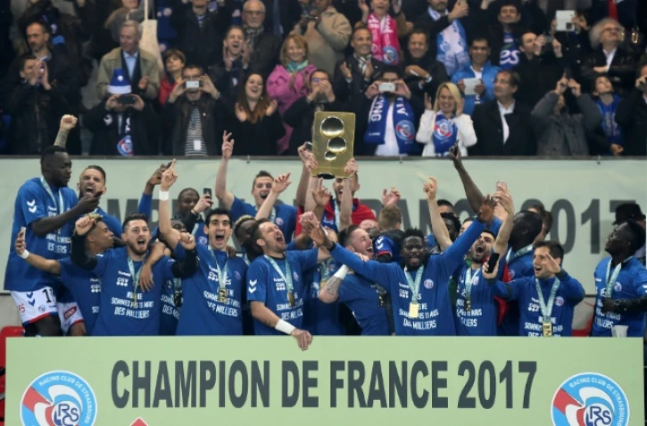 L'équipe de Strasbourg en liesse sur le podium après avoir remporté le titre de champion de L2 après le match contre Bourg-en-Bresse à La Meinau, le 19 mai 2017