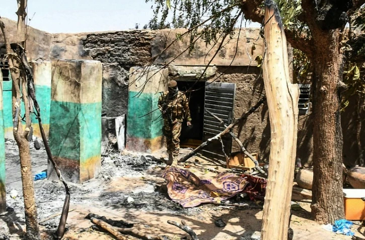 Un soldat malien dans les ruines du village peul d'Ogossagou attaqué le 25 mars 2019 par de présumés chasseurs dogon 