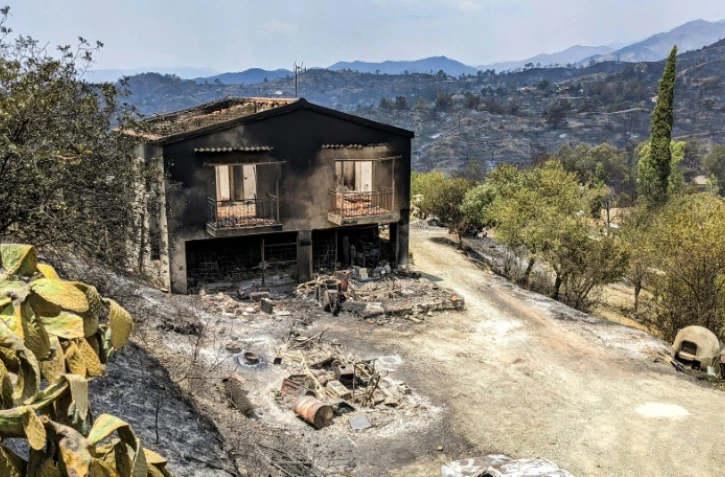 Une maison ravagée par les flammes dans le village d'Ora près de Larnaca, le 4 juillet 2021

