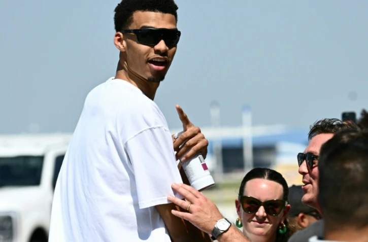 La recrue française des Spurs, Victor Wambanyama, arrive à l'aéroport de San Antonio, accueilli par des fans enthousiastes, le 23 juin 2023     