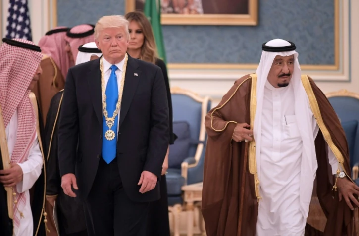 Le roi Salmane d'Arabie saoudite (d) et le président américain Donald Trump (g), le 20 mai 2017 à Ryad