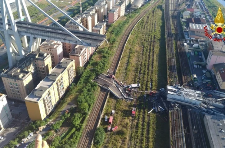 Effondrement d'une portion de viaduc à Gênes, dans le nord de l'Italie, sur une photo prise le 15 août 2018