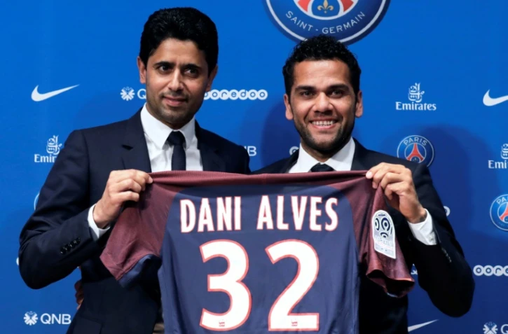 La recrue du PSG Dani Alves avec le président du PSG Nasser Al-Khelaifi, le 12 juillet 2017 à Paris