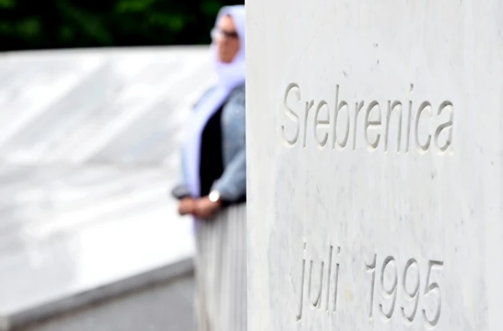 Une inscription "Srebrenica juillet 1995"  au cimetière commémoratif de Srebrenica-Potocari, le 16 mai 2024