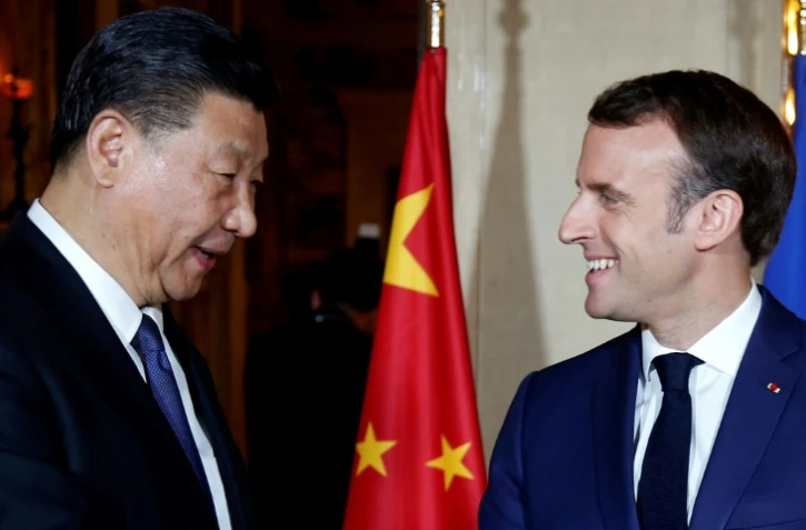 Le président Emmanuel Macron (D) et le président chinois Xi Jinping (G), à Beaulieu-sur-Mer, le 24 mars 2019