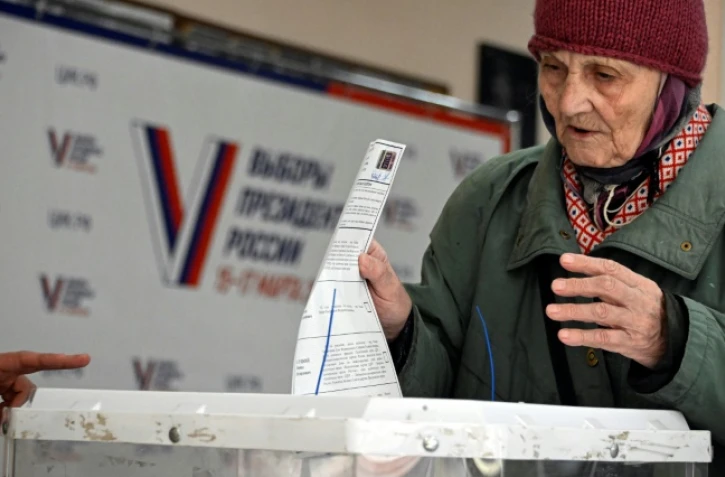 Une électrice vote pour l'élection présidentielle russe, dans un bureau de vote à Moscou le 15 mars 2024