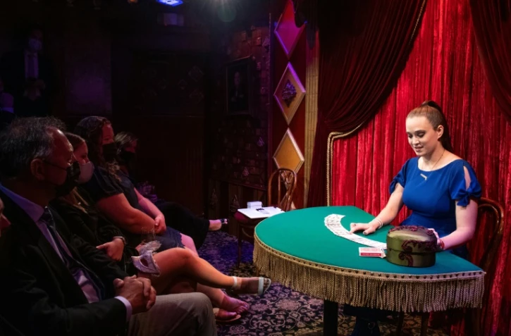 L'illusionniste Kayla Drescher lors de son spectacle au Magic Castle, à Los Angeles (Californie), le 13 octobre 2021