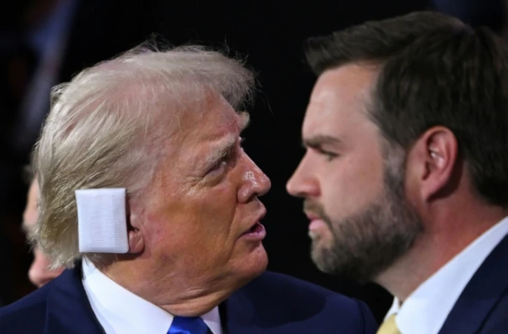 Donald Trump, pansement sur l'oreille, aux côtés de son colistier J.D. Vance, à Milwaukee, le 16 juillet 2024