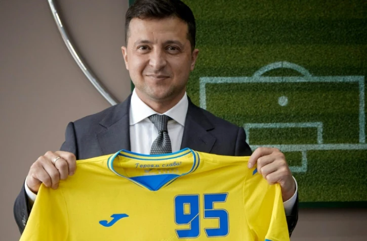 Le maillot de la discorde de la sélection d'Ukraine fièrement exhibé par le président ukrainien Volodymyr Zelensky, le 9 juin 2021 à Kiev 