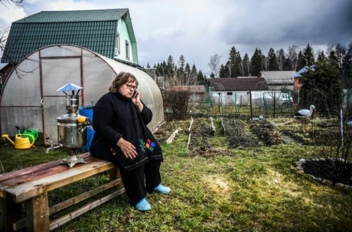 Nataliya Sapiga, une enseignante de 53 ans, dans le porager de sa datcha de Sokolniki, Ă l'ouest de Moscou, le 20 avril 2020