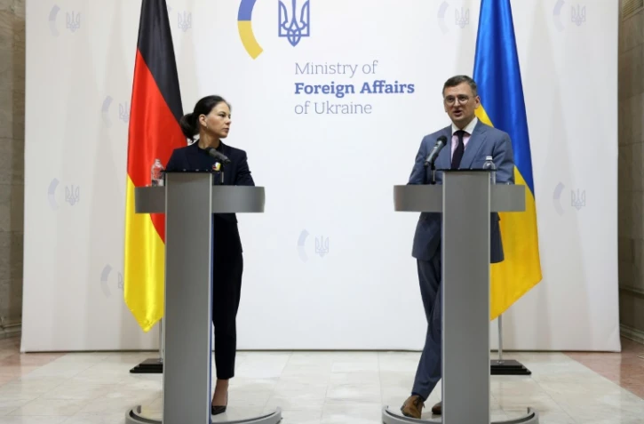 Le ministre ukrainien des Affaires étrangères Dmitry Kouleba (d) et son homologue allemande Annelan Baerbock, lors d'une conférence de presse à Kiev, le 21 mai 2024