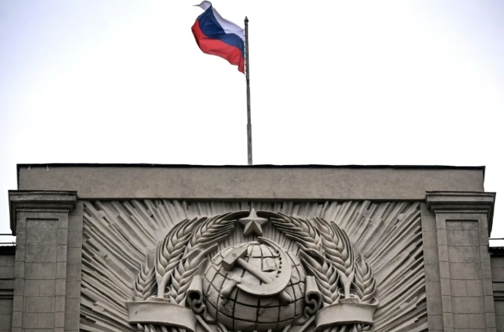 Le drapeau russe au sommet de la Douma, chambre basse du Parlement russe, le 14 juillet 2023 à Moscou