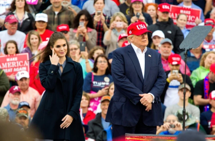 Hope Hicks et Donald Trump à Mobile, dans l'Alabama, en décembre 2016, peu après la victoire du républicain à la présidentielle américaine 