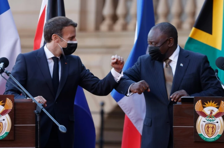 Le président sud-africain Cyril Ramaphosa et son homologue français Emmanuel Macron, à la fin d'une conférence de presse conjointe, à Pretoria, en Afrique du Sud, le 28 mai 2021