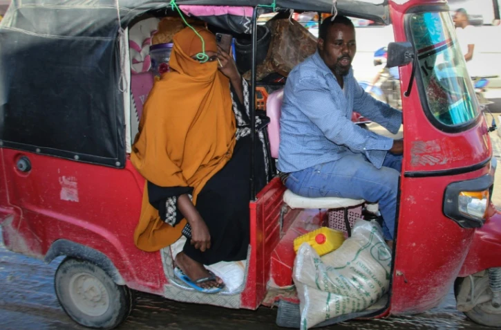 Des habitants fuient leur domicile à la suite d'affrontements armés entre l'armée et des factions de l'opposition, à Mogadiscio, le 27 avril 2021