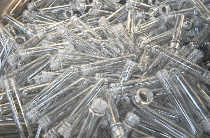 Des bouteilles 100% végétales à partir de déchets dans la société Lyspackaging à Chaniers (sud-ouest) le 23 novembre 2017