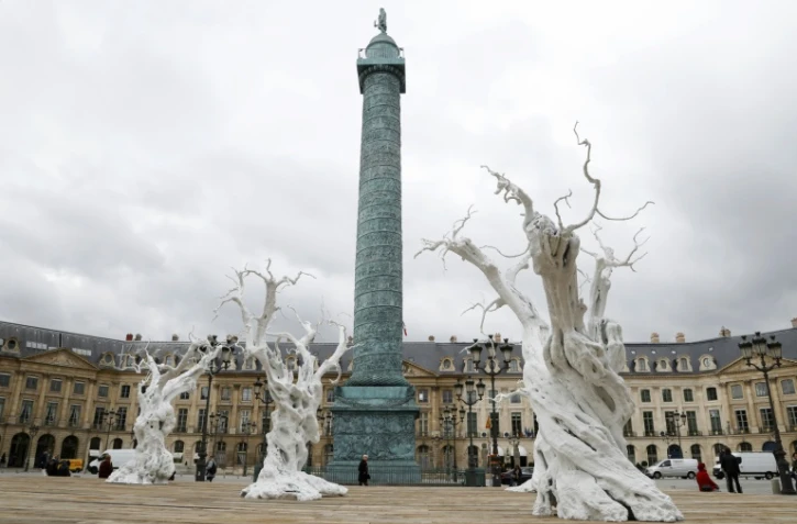 Des sculptures en aluminium de l'artiste suisse Ugo Rondinone exposées place Vendôme à Paris dans le cadre de la Fiac, le 20 octobre 2016