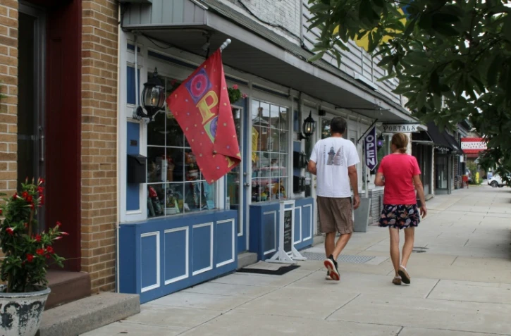 Des personnes marchent dans le centre de Berkeley Springs en Virginie-Occidentale, dans l'est des Etats-Unis, le 31 juillet 2025