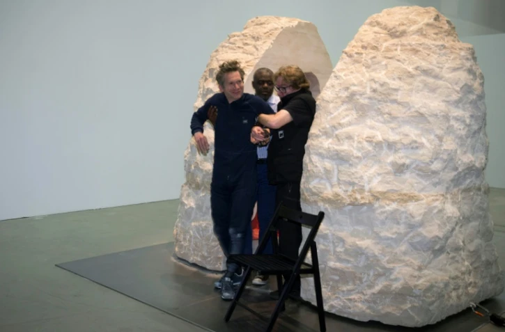 Un docteur et un assistant aident Abraham Poincheval à sortir de son rocher le 1er mars 2017 à Paris