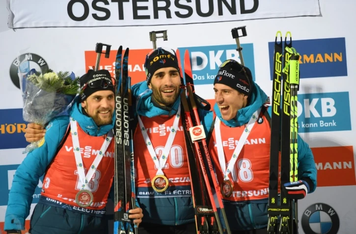 Martin Fourcade (c), vainqueur de l'individuel d'Ostersund entouré de Simon Desthieux (g), Quentin Fillon-Maillet pour un podium 100% français, le 4 décembre 2019