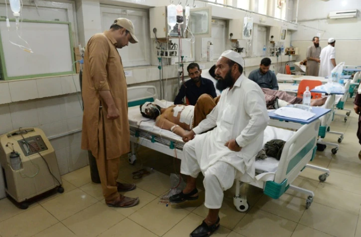 Des blessés sont soignés dans un hôpital après un attentat suicide à Jalalabad en Afghanistan, le 10 juillet 2018