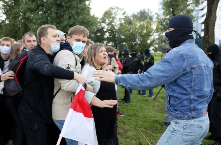 Des policiers arrêtent des manifestnts protestant contre la réélection controversée du président Alexandre Loukachenbo, le 13 septembre 2020 à Minsk