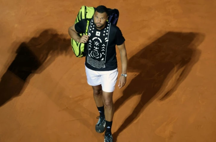 Jo-Wilfried Tsonga quitte le court après sa défaite au premier tour du Masters 1000 de Monte-Carlo contre le Croate Marin Cilic le 11 avril 2022  