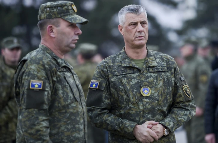 Quelques heures avant le vote du parlement kosovar, le président Hashim Thaçi avait revêtu jeudi son treillis pour s'adresser aux forces de sécurité du Kosovo (KSF) aujourd'hui surtout chargées de missions de sécurité civile