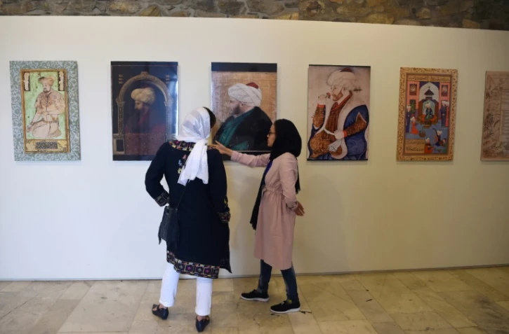 Des agrandissements de miniatures mogholes du XVIe siècle sont exposés dans les jardins de l'Empereur Babur à Kaboul, le 15 avril 2018