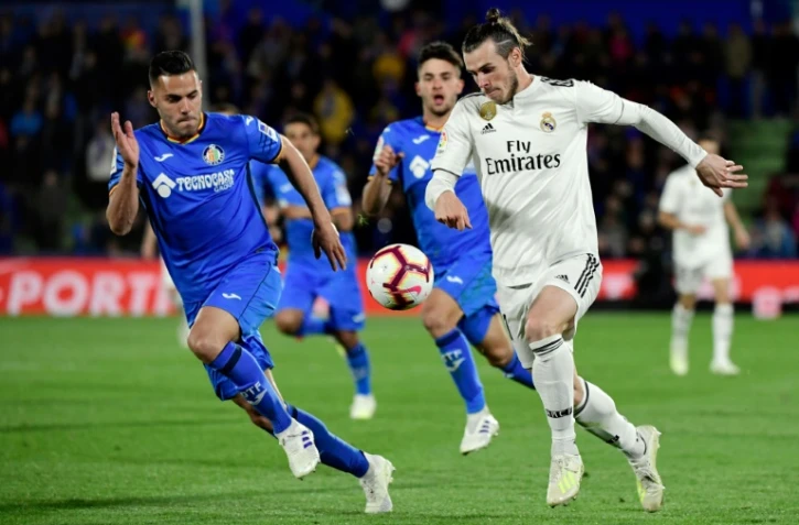 L'attaquant du Real Madrid Gareth Bale (d) poursuivi par le défenseur de Getafe Bruno Gonzalez, le 25 avril 2019 à Getafe