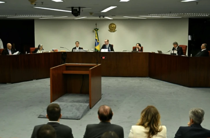 Le président de la Cour suprême du Brésil (STF), Cristiano Zanin (c) et les juges, dont Alexandre de Moraes (g), lors de la séance de vote pour condamner ou acquitter l'ancien président d'extrême droite Jair Bolsonaro, le 9 septembre 2025 à Brasilia
