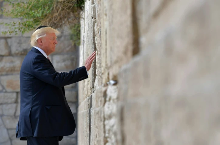 Le président américain Donald Trump se recueille devant le mur des Lamentations, à Jérusalem, le 22 mai 2017
