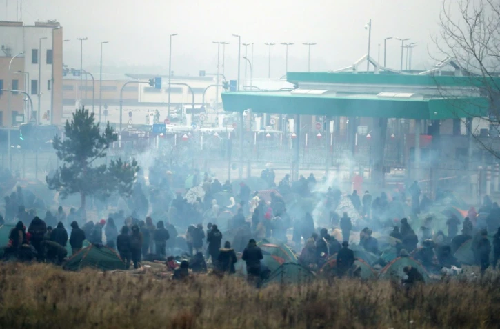 Des migrants espérant pouvoir entrer en Pologne dans un camp côté Bélarus, près près du poste-frontière de Bruzgi-Kuznica, le 17 novembre 2021