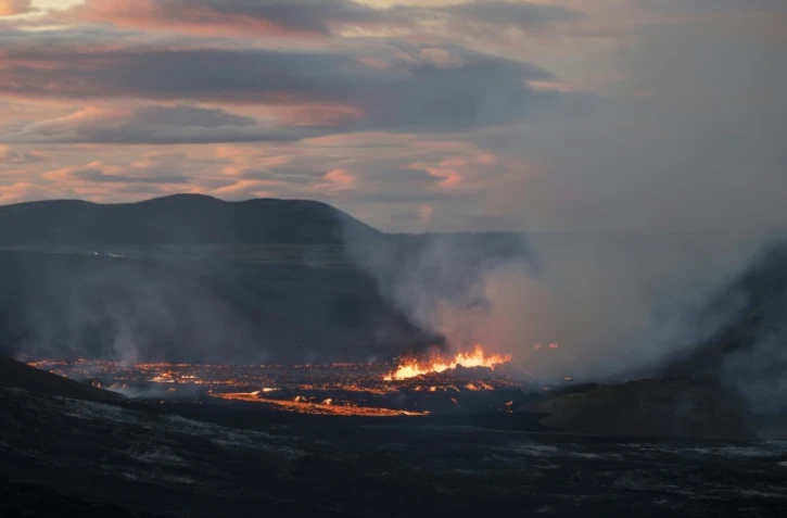 De la lave s'écoule d'une fissure volcanique située à une quarantaine de km de Reykjavik le 3 août 2022.