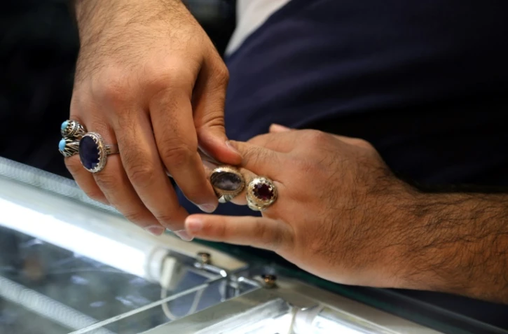 Une femme essaie des bagues dans une échoppe du souk de Najaf,  le 13 septembre 2017, en Irak