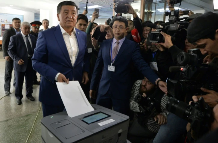 Le candidat à la présidentielle kirghize Sooronbai Jeenbekov vote à Bichkek le 15,  octobre 2017