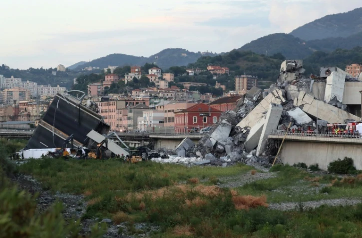 Un morceau de viaduc écroulé à Gênes, en Italie, le 14 août 2018