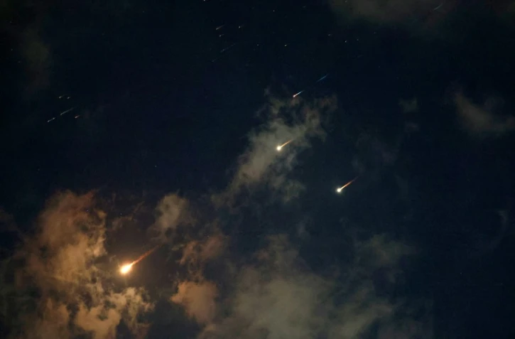 Le ciel de Netanya, sur la côte d'Israël, pendant une attaque de missiles iraniens le 17 juin 2025