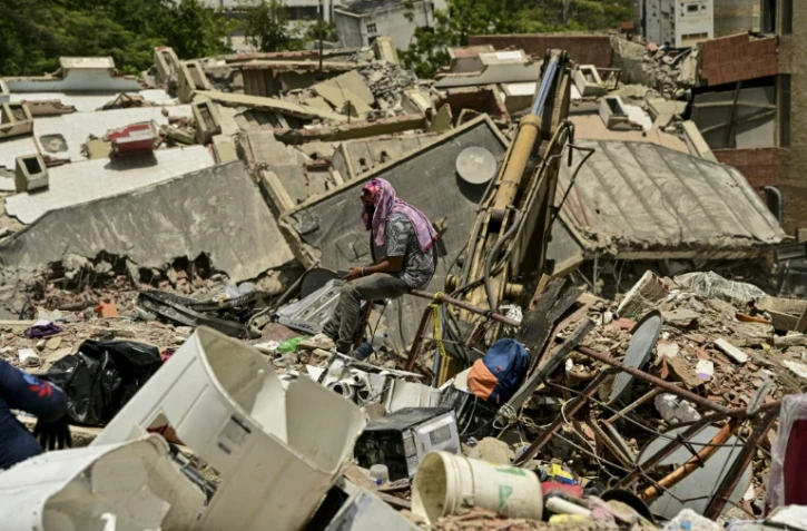 Un homme attend de l'aide alors qu'il recherche des proches disparus à Caraballeda, dans l'État de La Guaira, le 6 juillet 2026 au Venezuela, après deux puissants séismes qui ont frappé la région